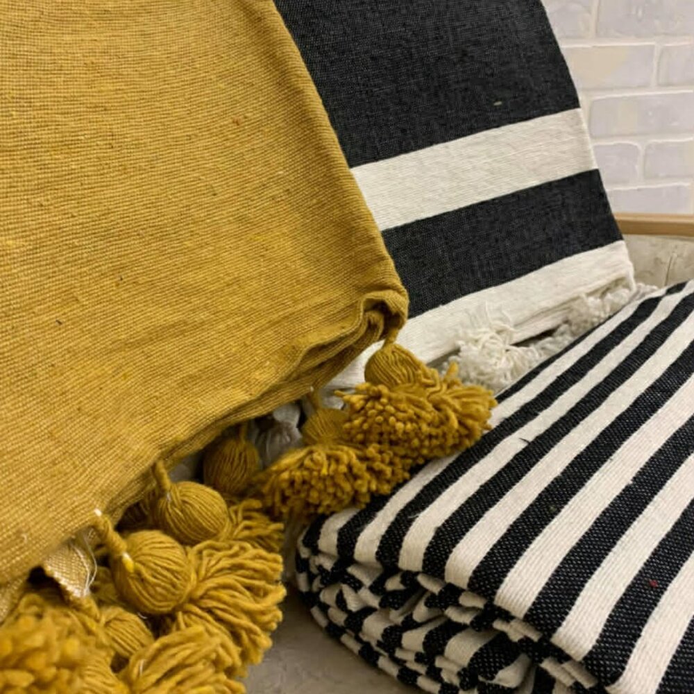 NWT Cotton pompom blanket mustard yellow - Picture 9 of 11